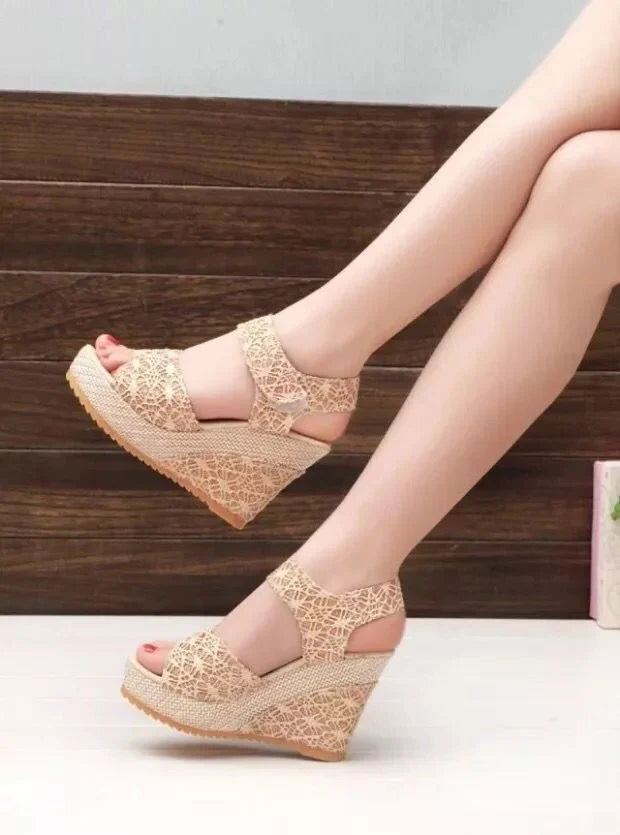 Summer high heel sandals with fish mouth toe and flat bottom in golden and black