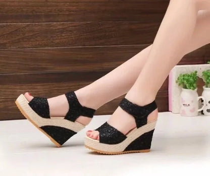 Summer high heel sandals with fish mouth toe and flat bottom in golden and black