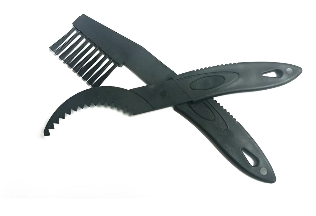 Black bicycle chain cleaning brush with 22cm length, 5.5cm brush head, and 3cm handle on white background