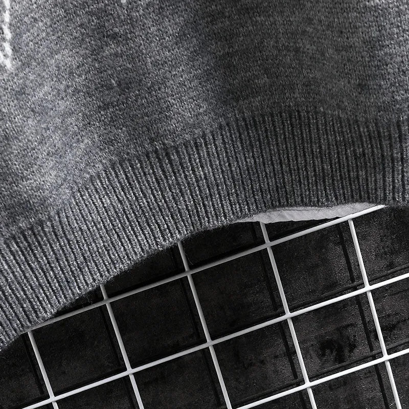 Men's loose fit round neck plaid sweater in grey, long sleeves, geometric pattern
