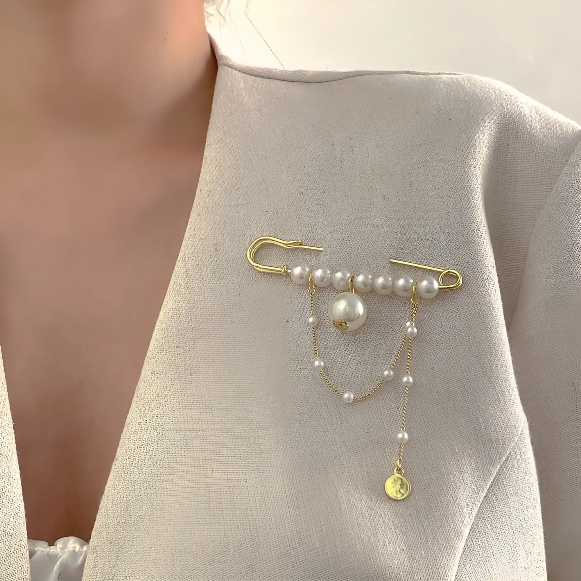 Ins Style Retro stick pearl brooch on metal base, unisex decorative pin with electroplated finish