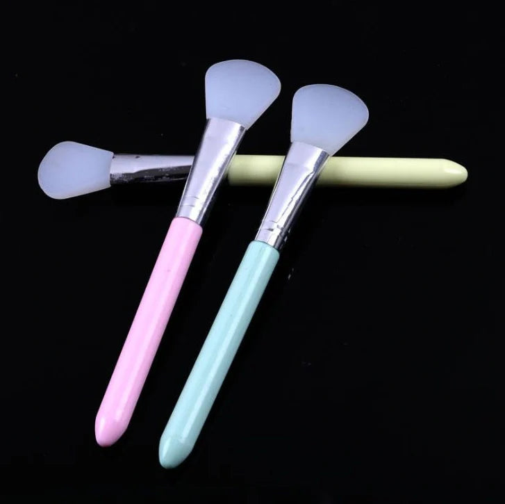 Silicone facial mask brush with 0.5cm bristles and 15cm handle in navy blue colour