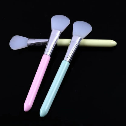 Silicone facial mask brush with 0.5cm bristles and 15cm handle in navy blue colour