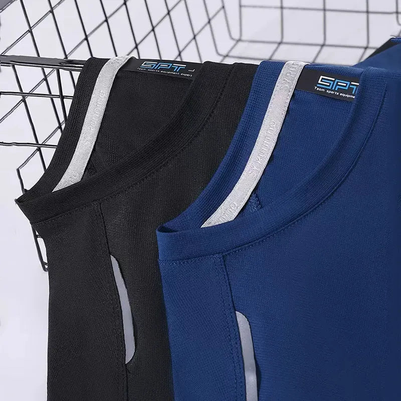 Man wearing a round neck ice silk quick-dry sports T-shirt for marathon running.