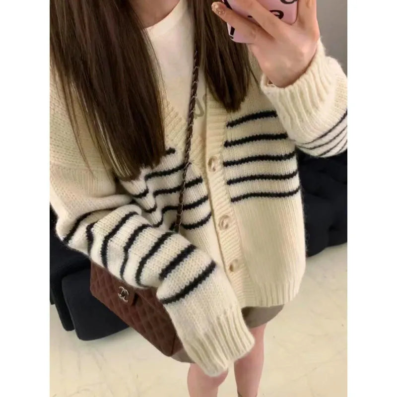 Collar button cardigan with 3D pattern in picture colour, free size