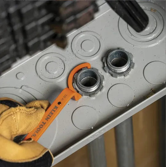 Crescent magnetic suction wrench set with three colour-coded tools for medical catheter procedures