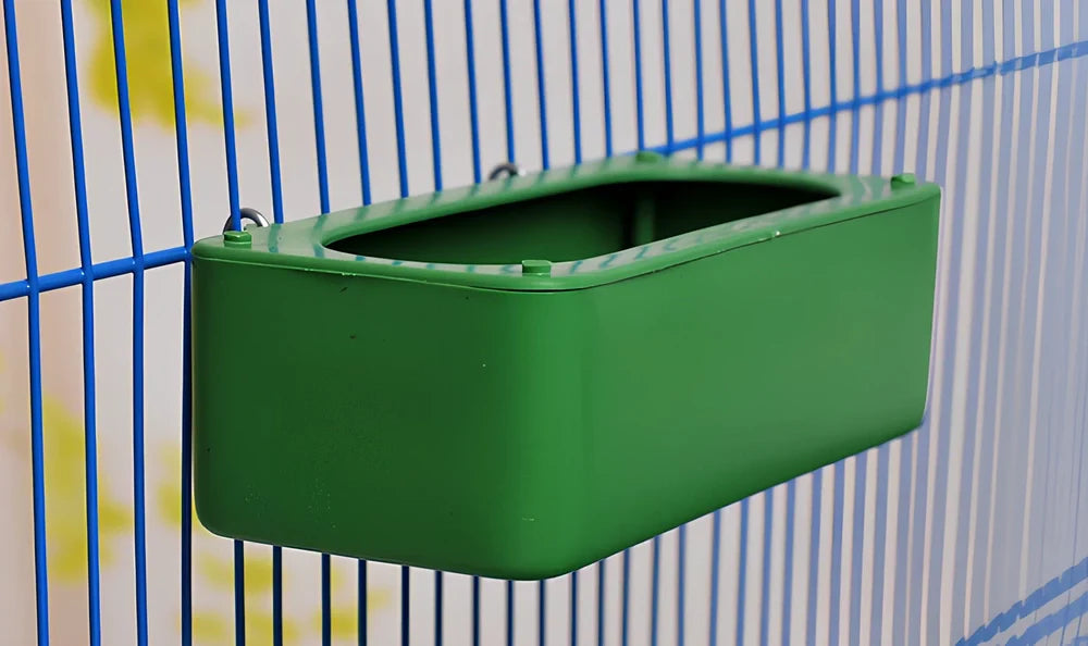 Green plastic splash-proof hanging bird food container, 14.5cm long, 6cm wide, 4.2cm high for garden use