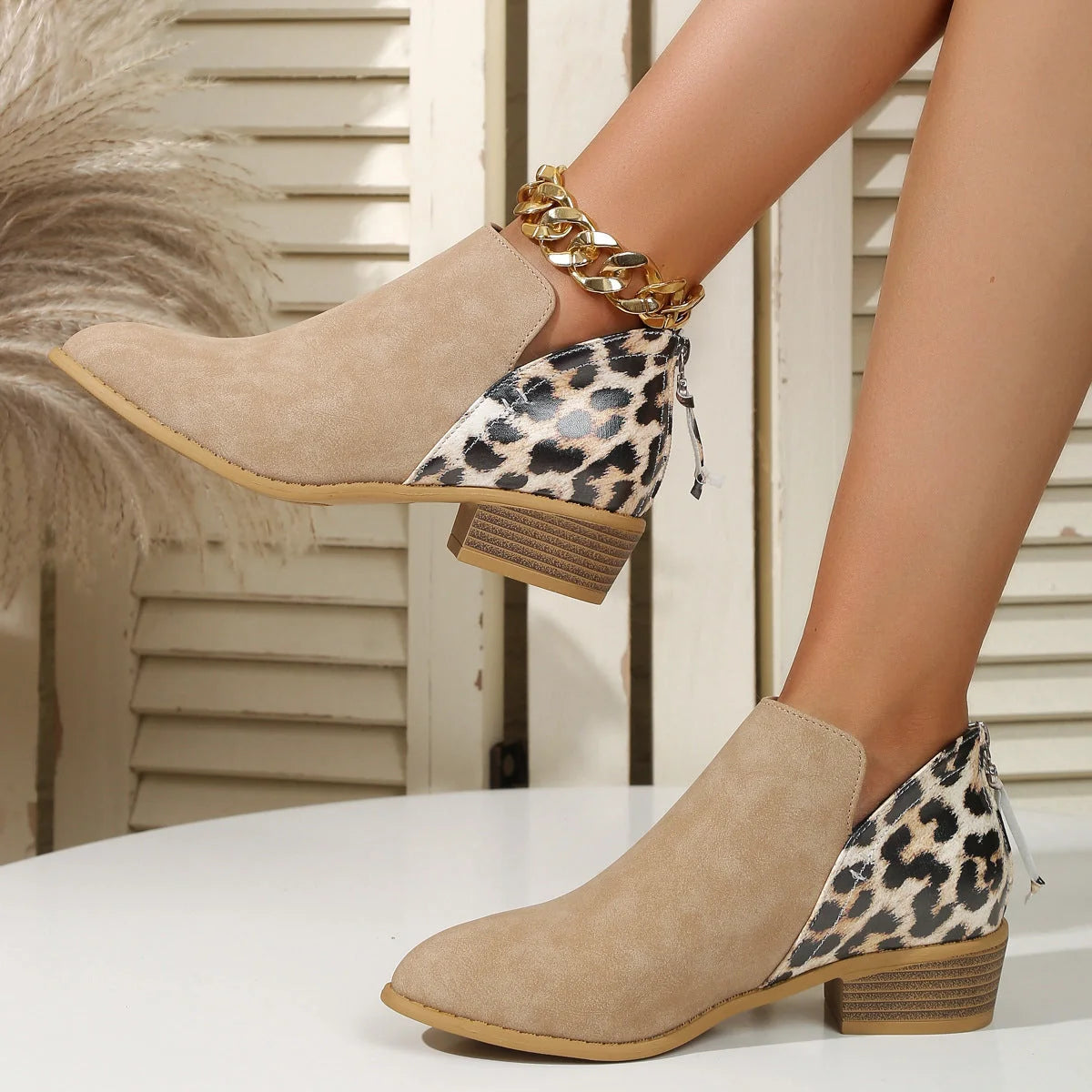 Women's leopard print boots with pointed toe and chunky heel in suede material
