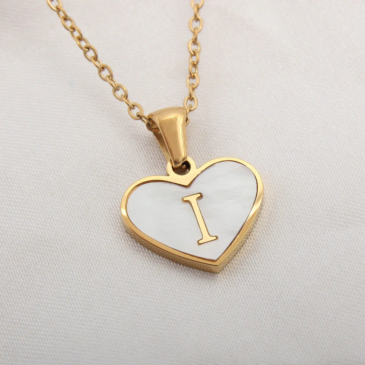 Personalized 26-letter heart-shaped necklace made of stainless steel and white shell