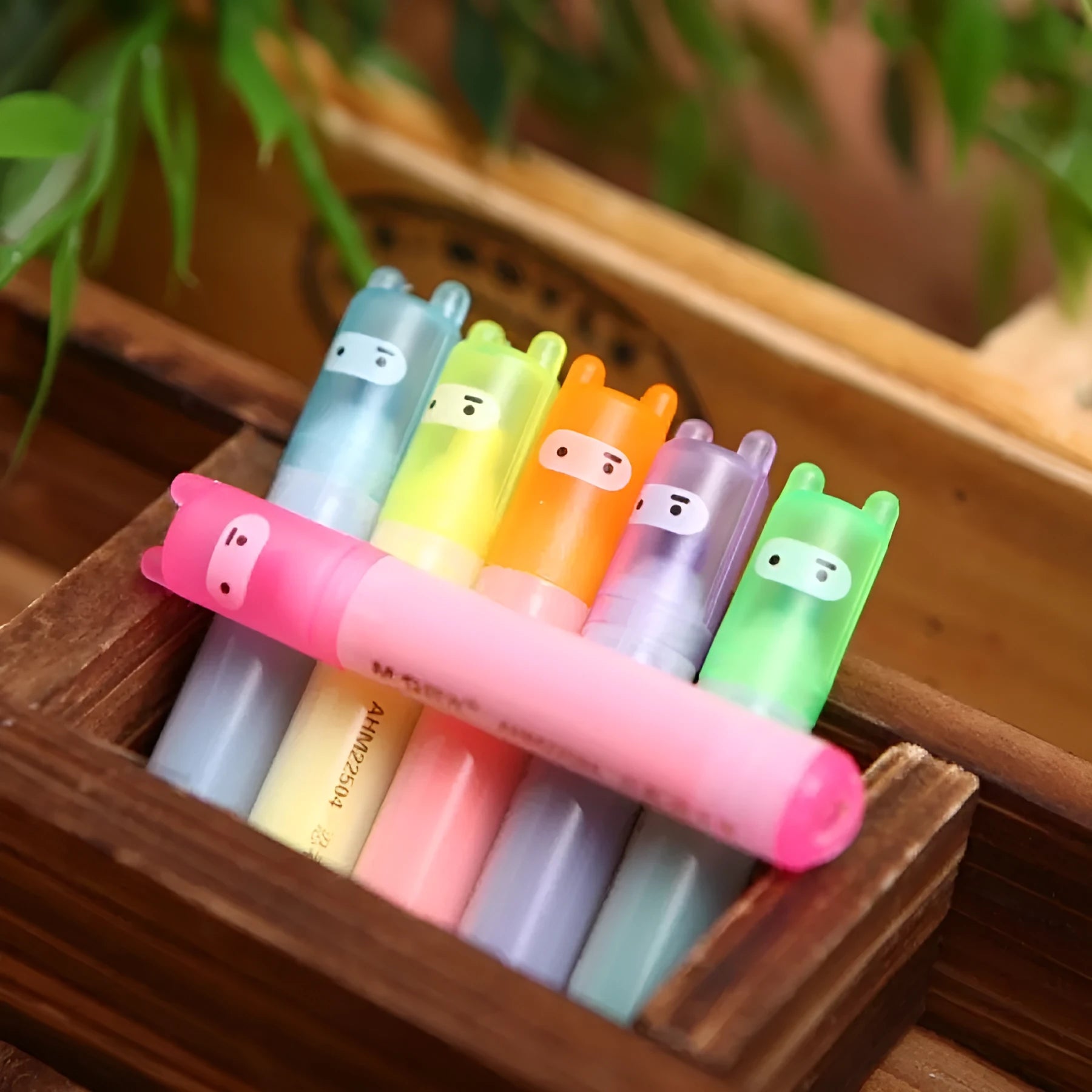 Set of six plastic highlighter pens with oblique tips in assorted colours, presented in bagged packaging.
