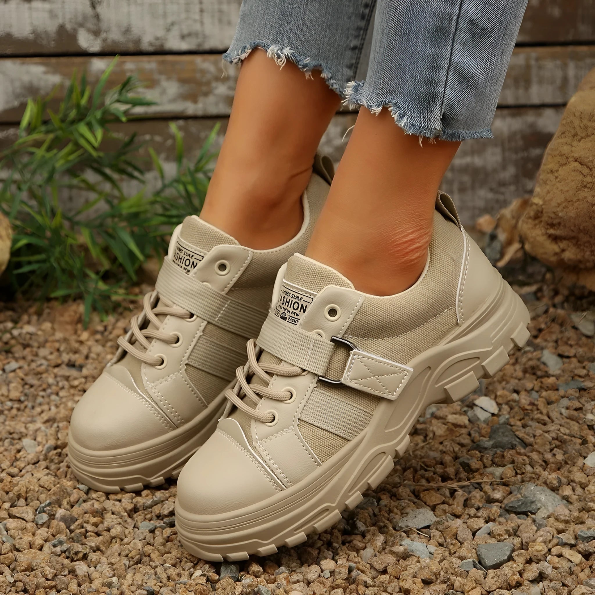 Lace-up canvas shoes for women with hook design round toe and thick sole in black colour