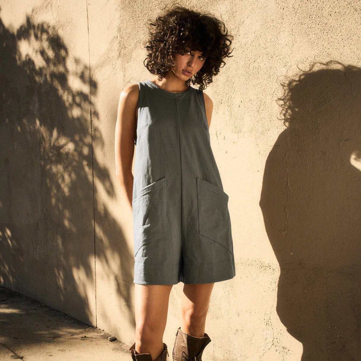 Stylish loose jumpsuit with pockets in a variety of summer-ready colors, featuring a comfortable and breathable fabric blend.