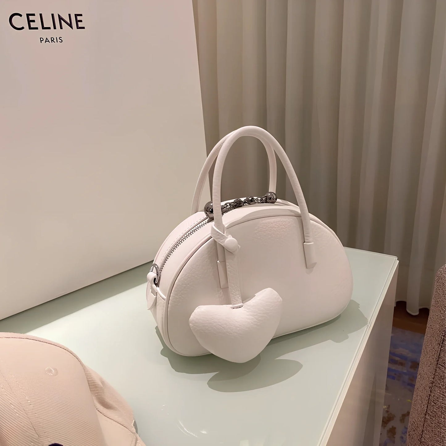 Women's heart-shaped crossbody bag in genuine leather with adjustable strap and zipper compartment