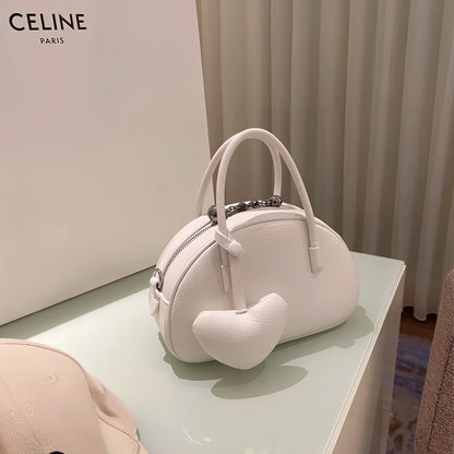 Women's heart-shaped crossbody bag in genuine leather with adjustable strap and zipper compartment