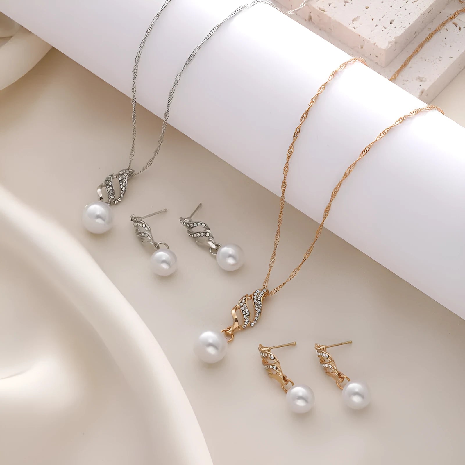 Pearl pendant necklace and earrings set on display: electroplated alloy, hemp flowers chain, silver colour.