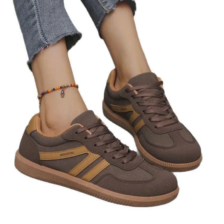 Women's plus size low-top retro sneaker in a selection of colours with a flat rubber sole and front lace-up