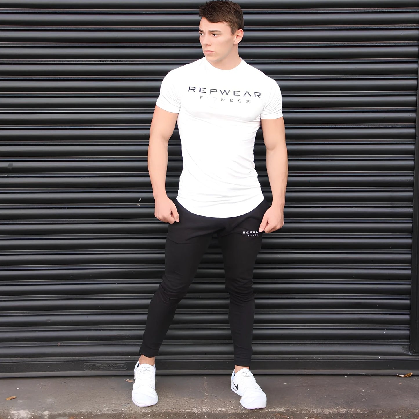 Slim-fit quick-drying stretch short-sleeve t-shirt in black with embossed letter prints, round neck, sizes M-XXL