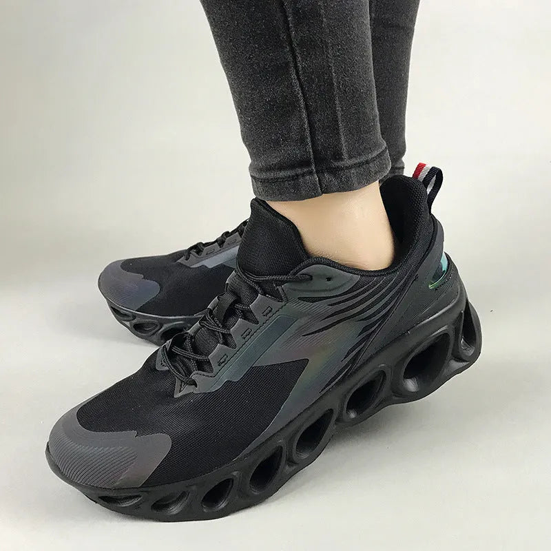 Men's low-top casual sports shoes in black with breathable mesh upper and lace-up fastening