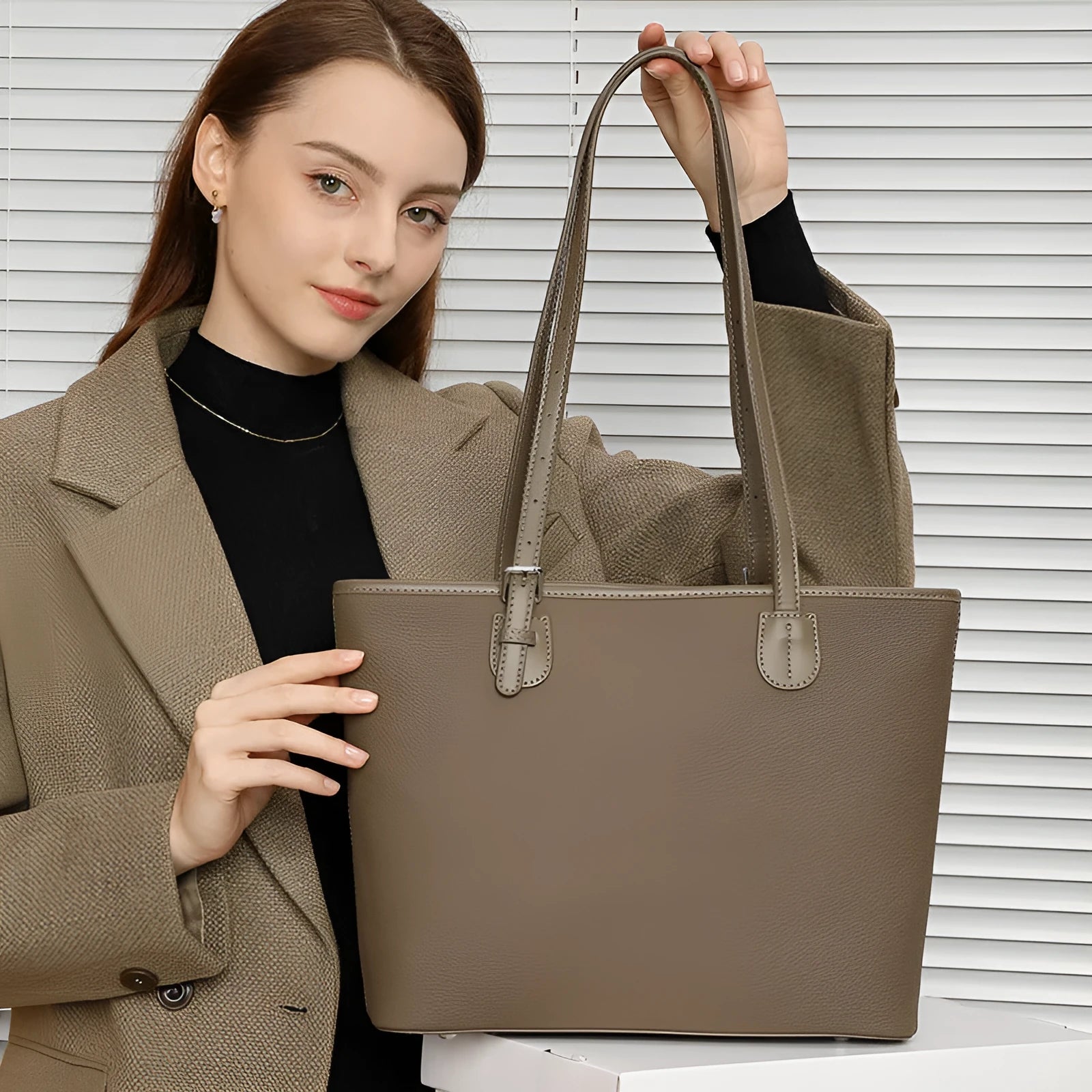 Genuine leather women's tote bag in retro square style with internal organiser pockets.