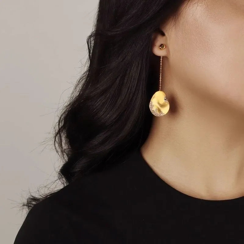 Asymmetric floral earrings with zircon mosaic detail in gold or silver colour