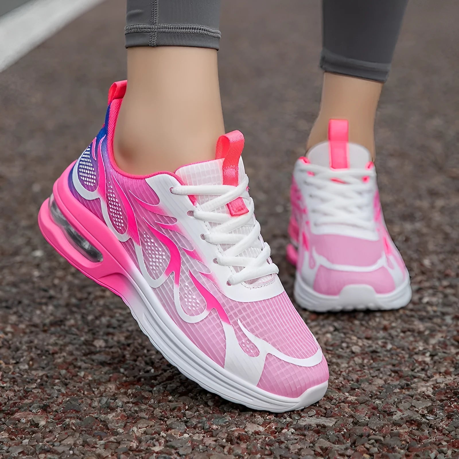 Women's casual sneaker in moonlight colour with mesh upper and light-coloured PU sole.