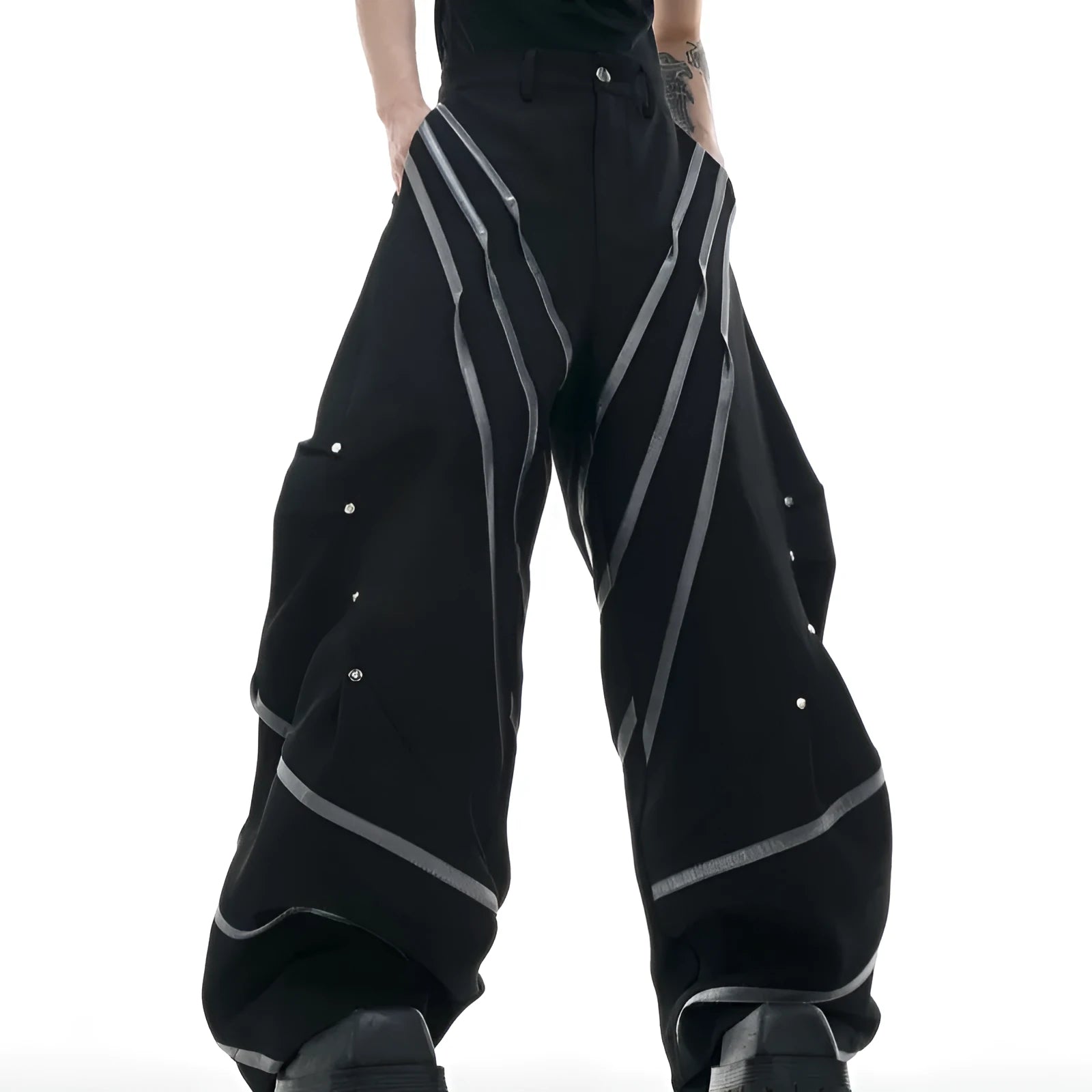 Men's black trousers with metal striped rivet pleats and three-dimensional cutting.