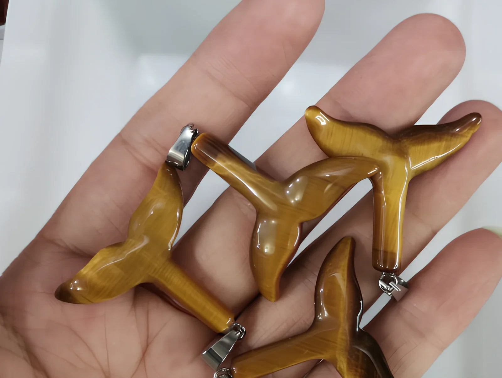 Crystal fishtail necklace with carved whale tail pendant measuring 2.0mm thick on 50cm lanyard