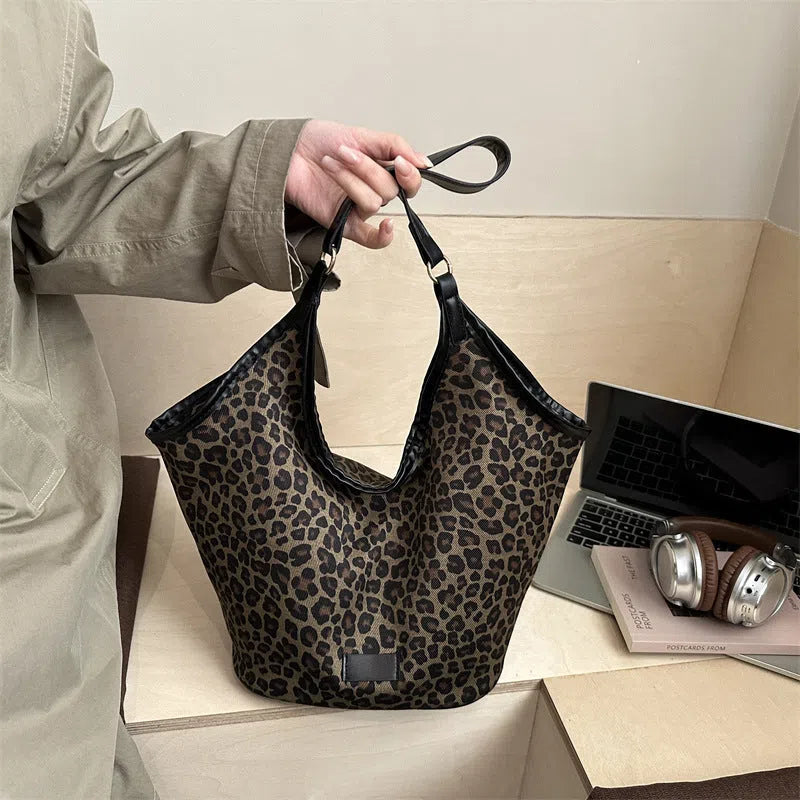Women's corduroy high-capacity tote bag, 45x20.5x37.5 cm, with stitched seams, cross-over strap, Coffee colour option