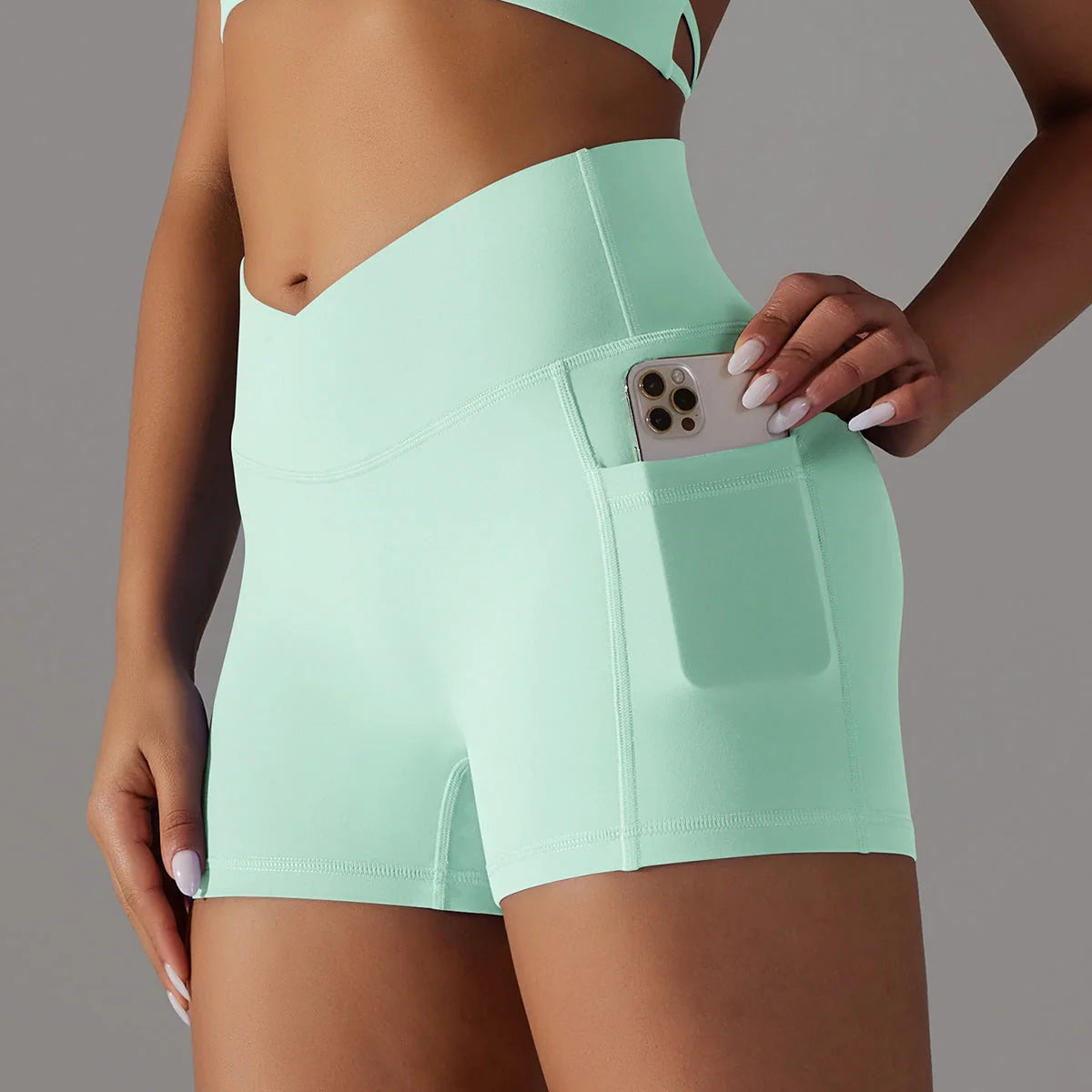 Women's yoga shorts with phone pocket in various colours, ideal for fitness and workouts