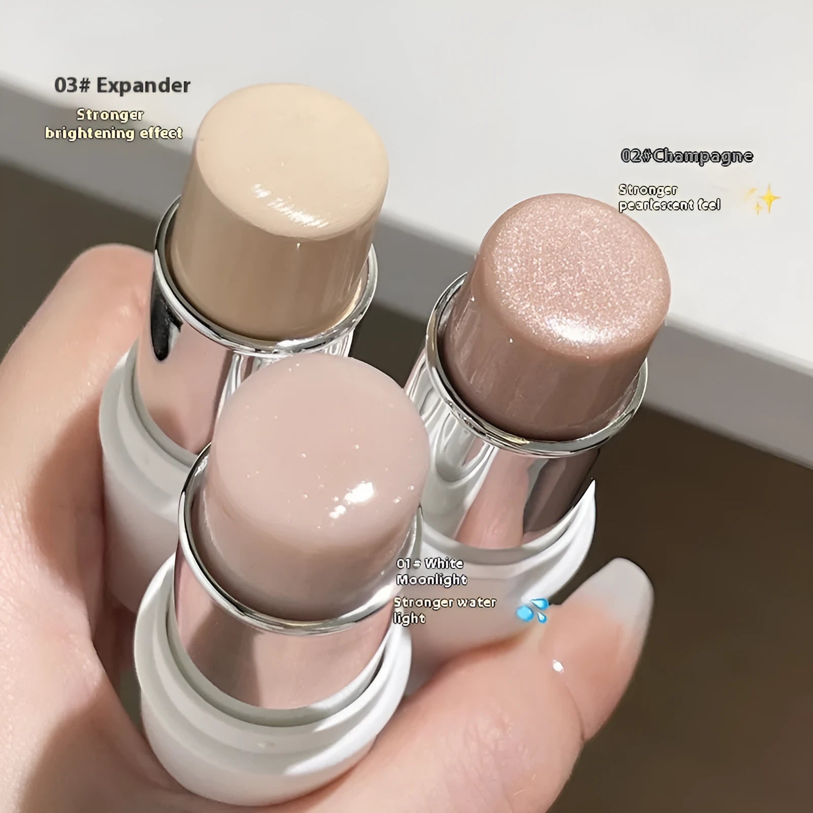 Highlighter makeup compact with 6g net content for facial highlighting in natural colour