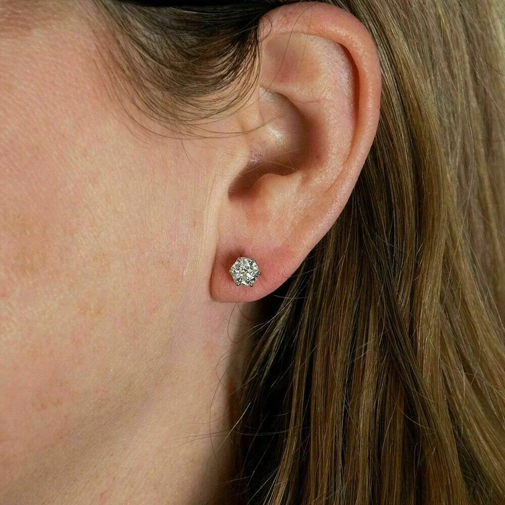 Classic six-claw single diamond zircon ear studs in white gold color