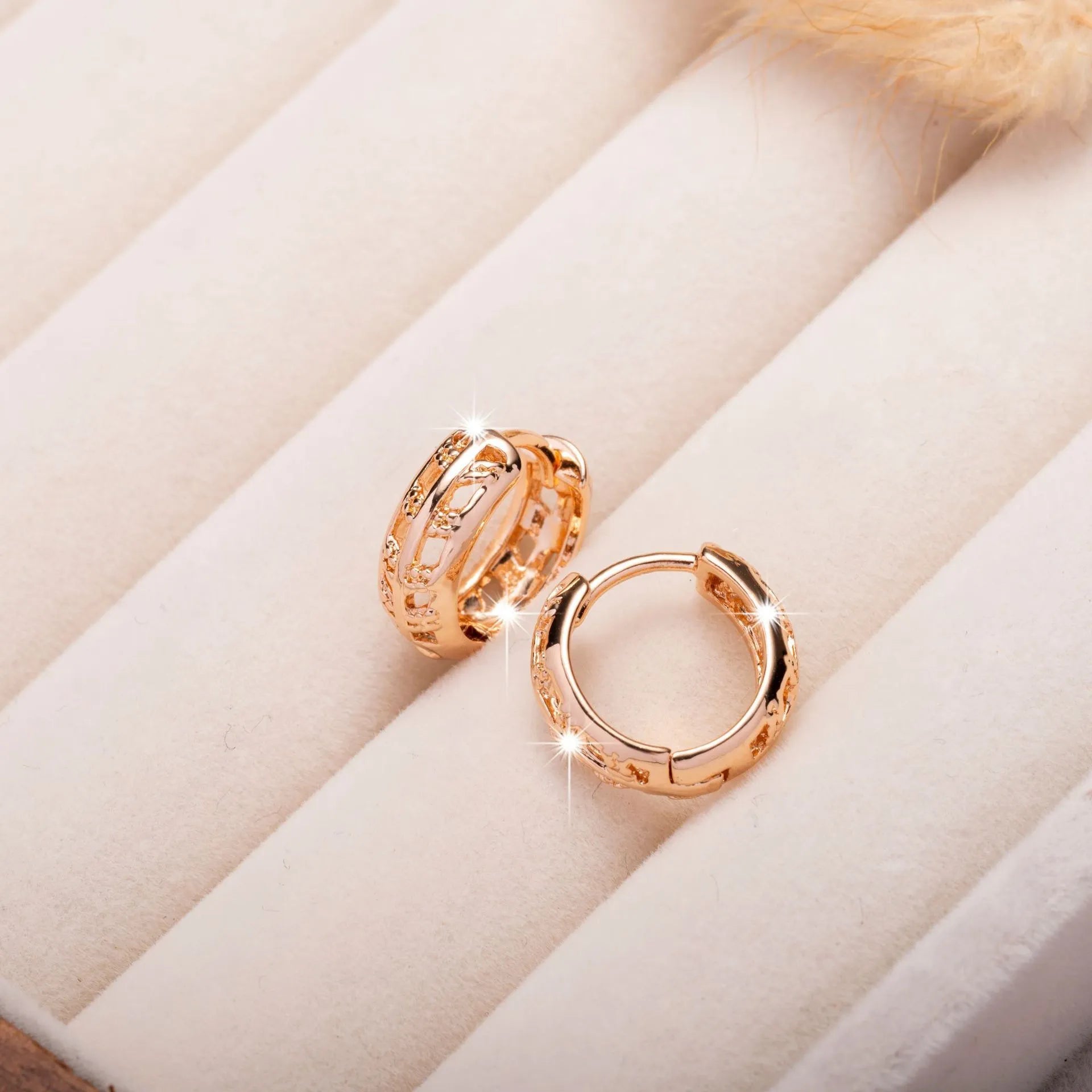 Copper earrings with hollowed-out leaf and heart design in rose gold colour.
