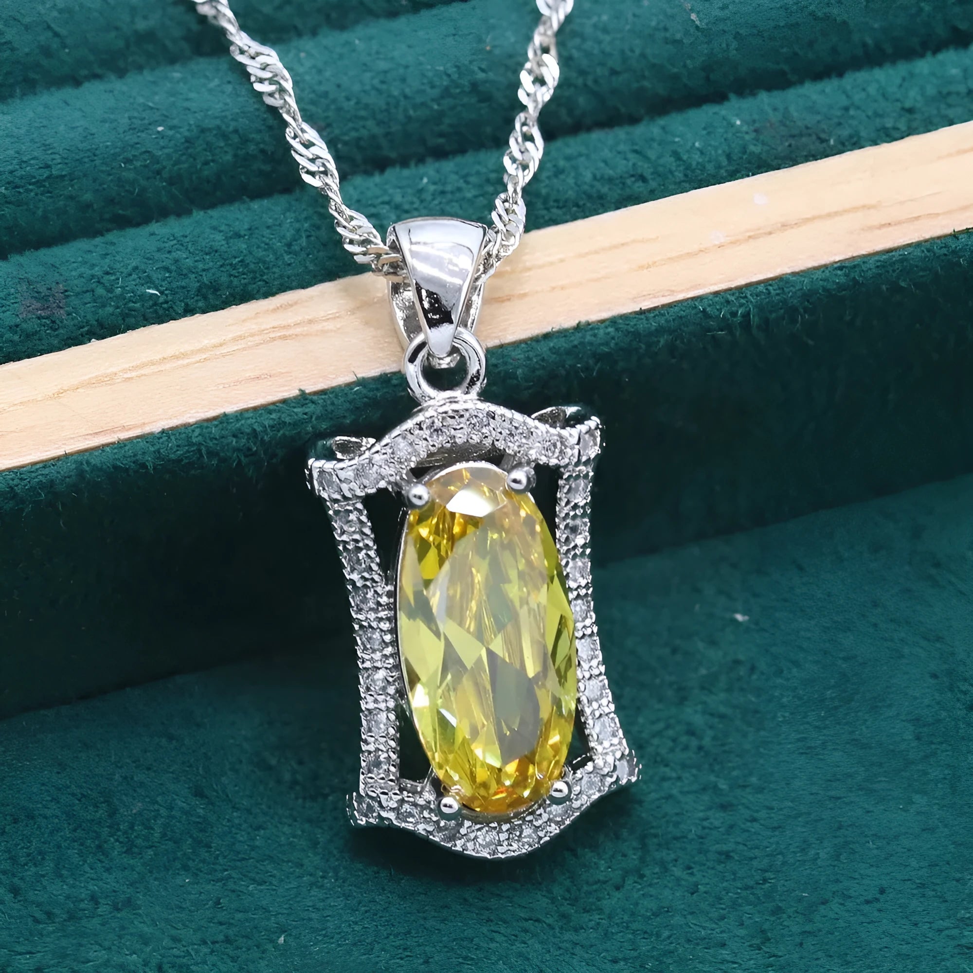 Anti-allergy zircon jewellery set with necklace, earrings, ring and bracelet in yellow alloy