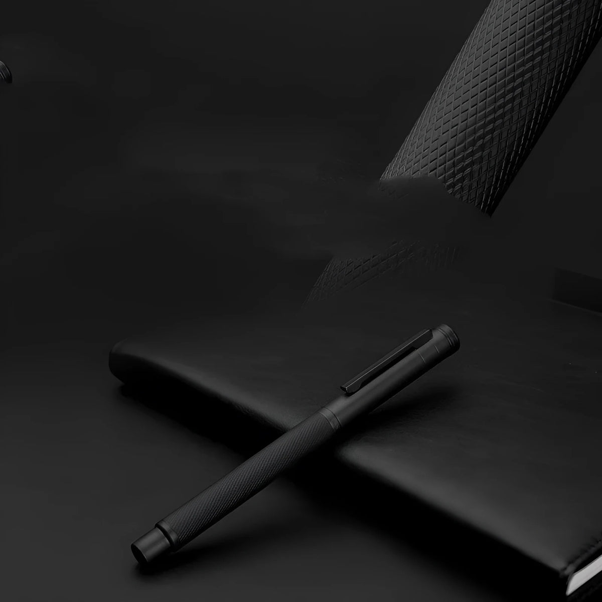 Metal fountain pen in gift box with titanium-plated iridium gold nib, rotary ink absorber, black body, 0.5mm nib