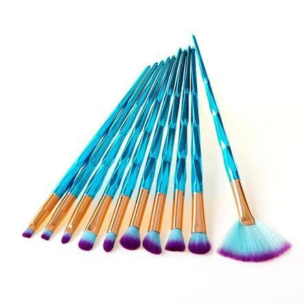 10-piece makeup brush set with synthetic bristles and 14-16cm handles in protective case