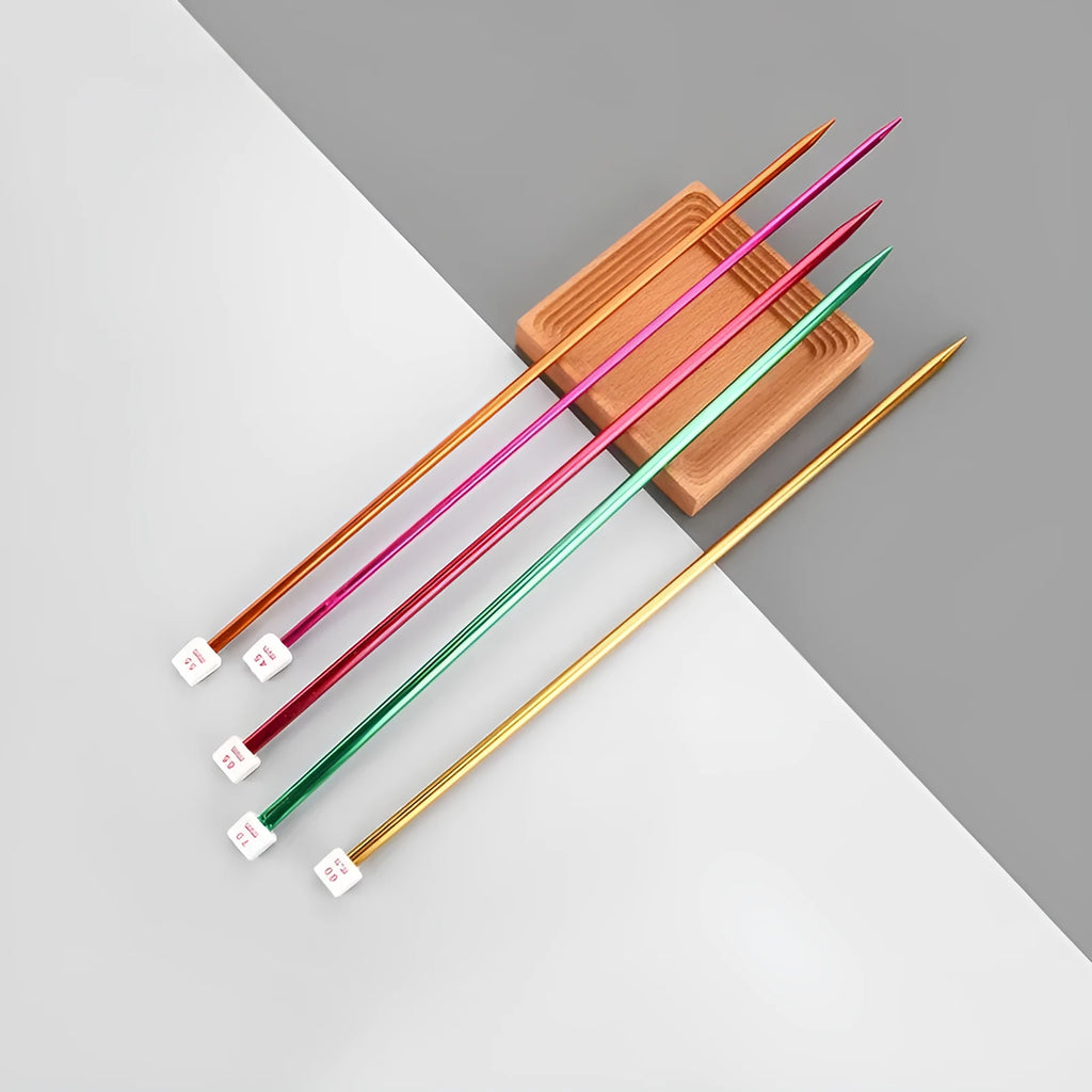 Aluminium crochet hook set with safety caps showing 28 hooks in 14 sizes from 2.0mm to 10.0mm