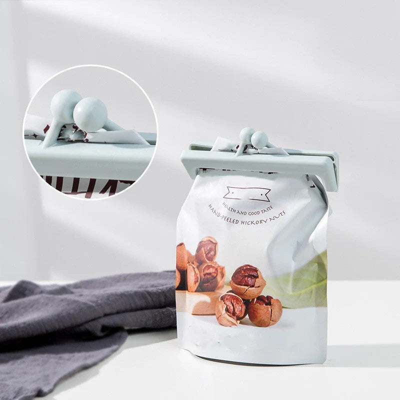 Push-button plain food bag sealing clips in blue and pink