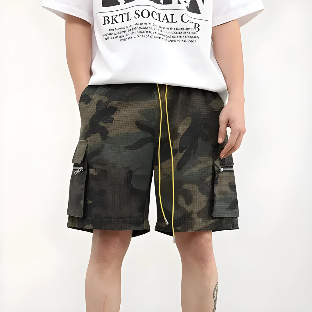 Men's camouflage multi-pocket work shorts with cropped length and mid waist design