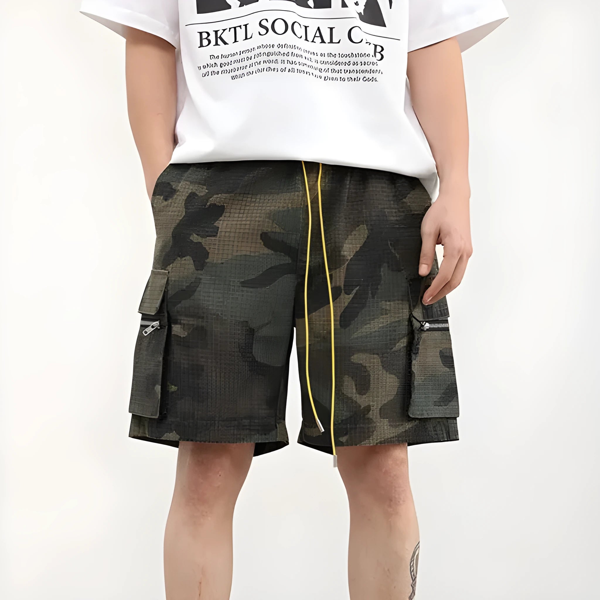 Men's camouflage multi-pocket work shorts with cropped length and mid waist design