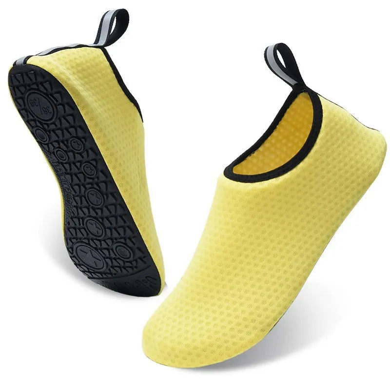 A pair of casual low-top beach shoes with a mesh upper and non-slip TPR sole.