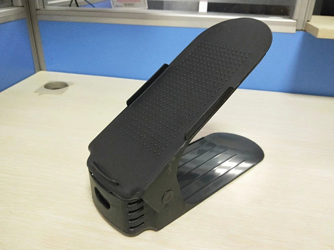 Adjustable double shoe rack made of durable polypropylene with customizable height to organize your shoe collection