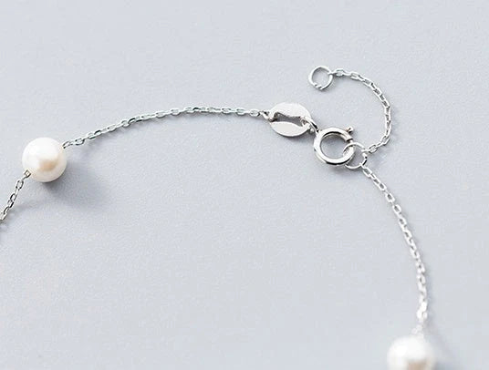 Adjustable synthetic pearl bracelet with 925 silver clasp, perfect for any wrist size
