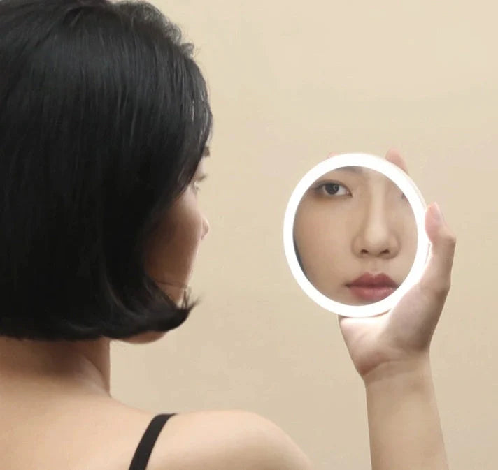 Creative cosmetic makeup LED light mini mirror with 800mAh battery capacity providing up to 8 hours continuous illumination and overlay closure mechanism for secure storage