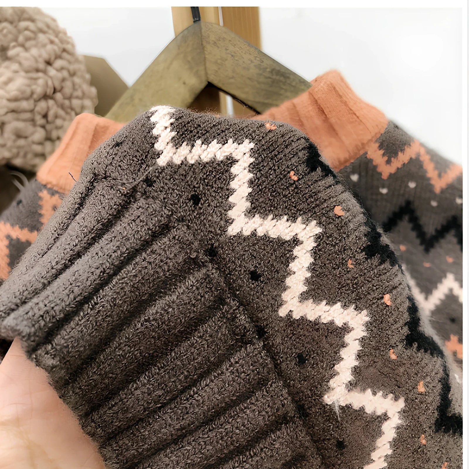 Children's long-sleeve wool sweater in apricot or brown, sizes 90-140cm with measurements length 36-52cm bust 54-74cm sleeve 31-47cm