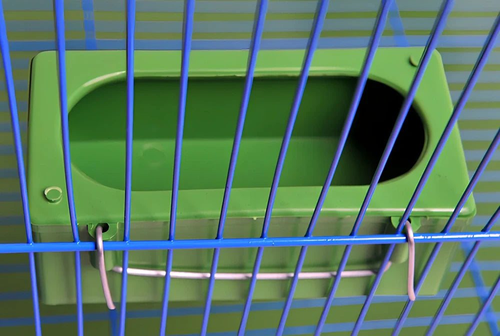 Green plastic splash-proof hanging bird food container, 14.5cm long, 6cm wide, 4.2cm high for garden use