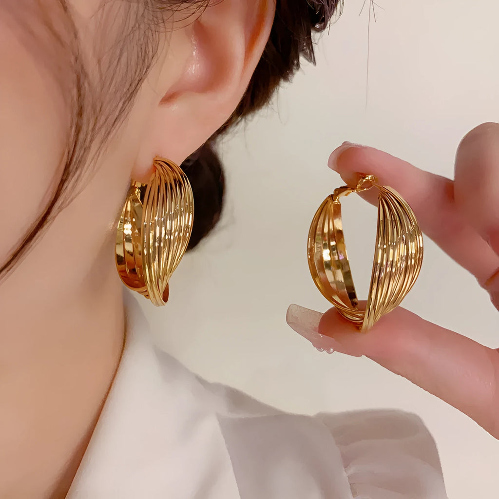 Twisted metal eardrop earring with real gold plating, round geometric shape, gold colour, drop style for women