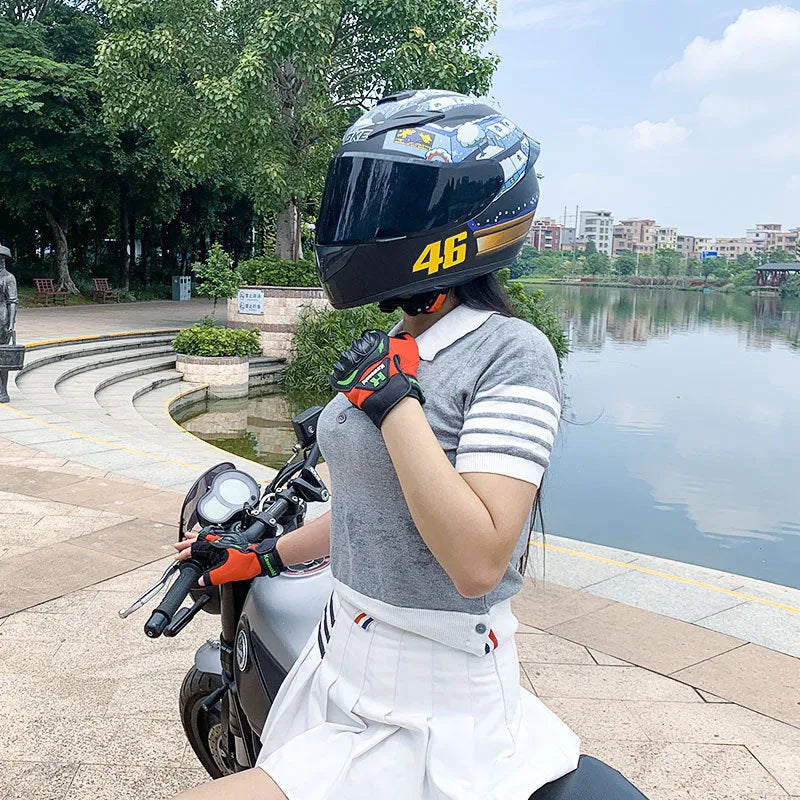 Motorcycle helmet in Dragon colour with ABS construction for commuting safety