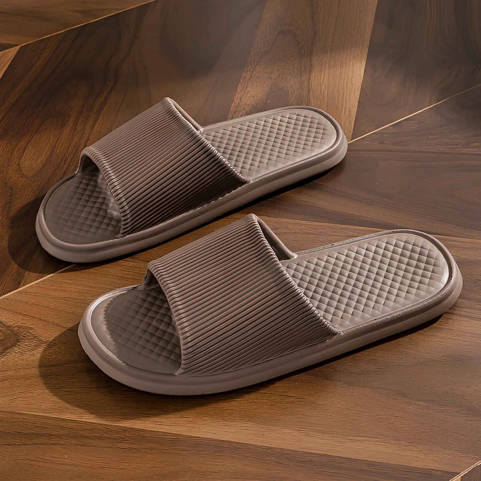 Summer slippers with rhombus pattern and non-slip foam soles for indoor wear