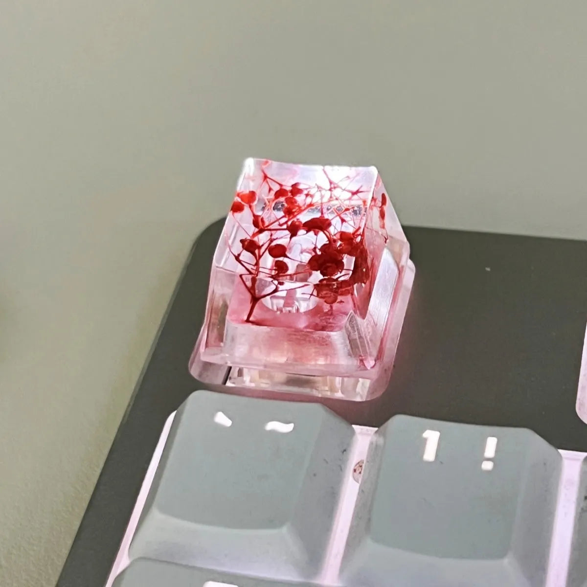 High transparency resin starry sky keycap for mechanical keyboard in green, pink, red, and violet colours.