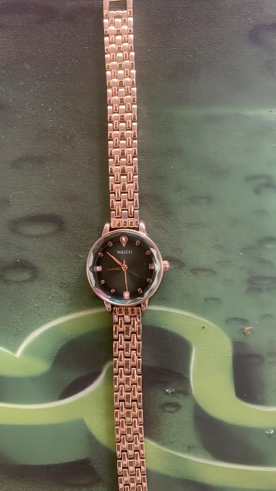 Women's alloy quartz watch in black with 40mm case, 9mm thick, 230mm band, quartz movement for daily accuracy